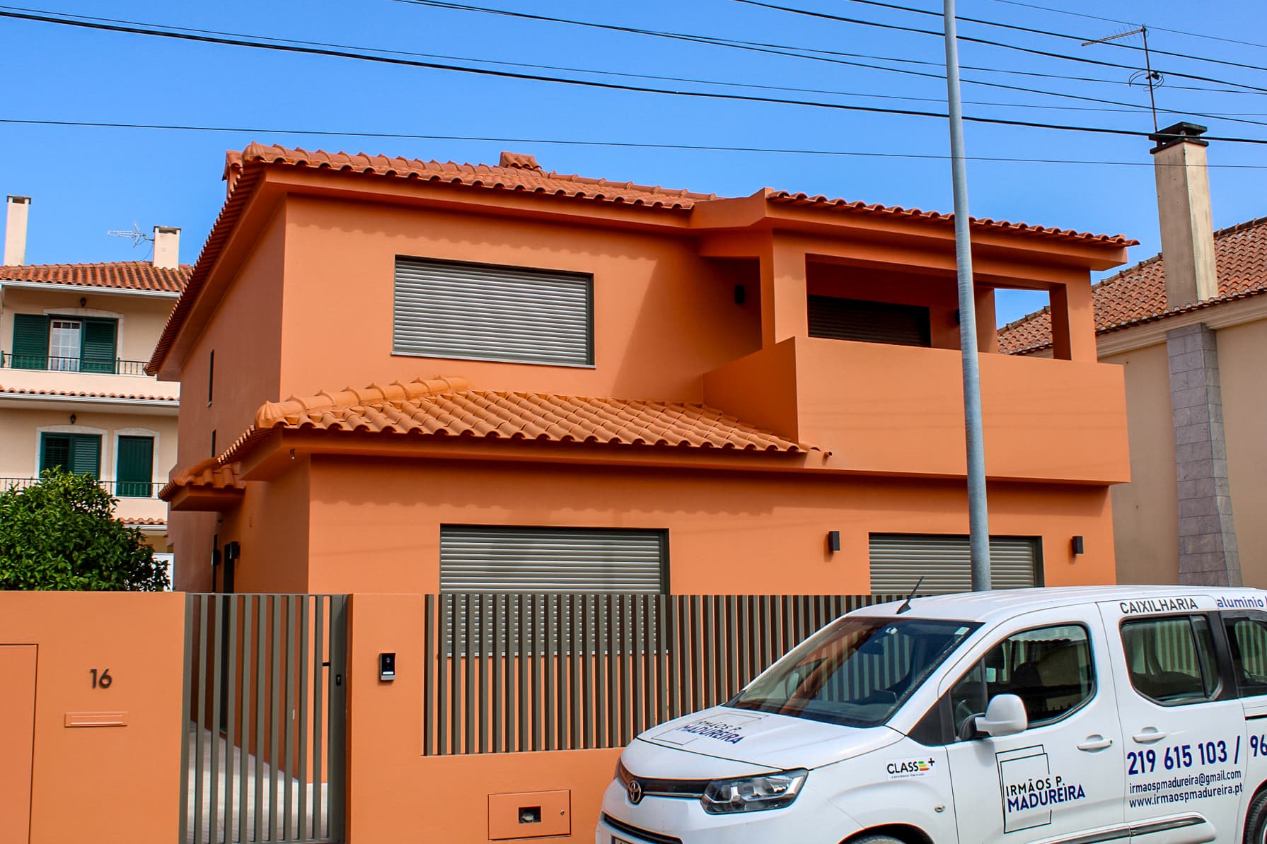 Moradia com estores de alumínio e viatura da empresa