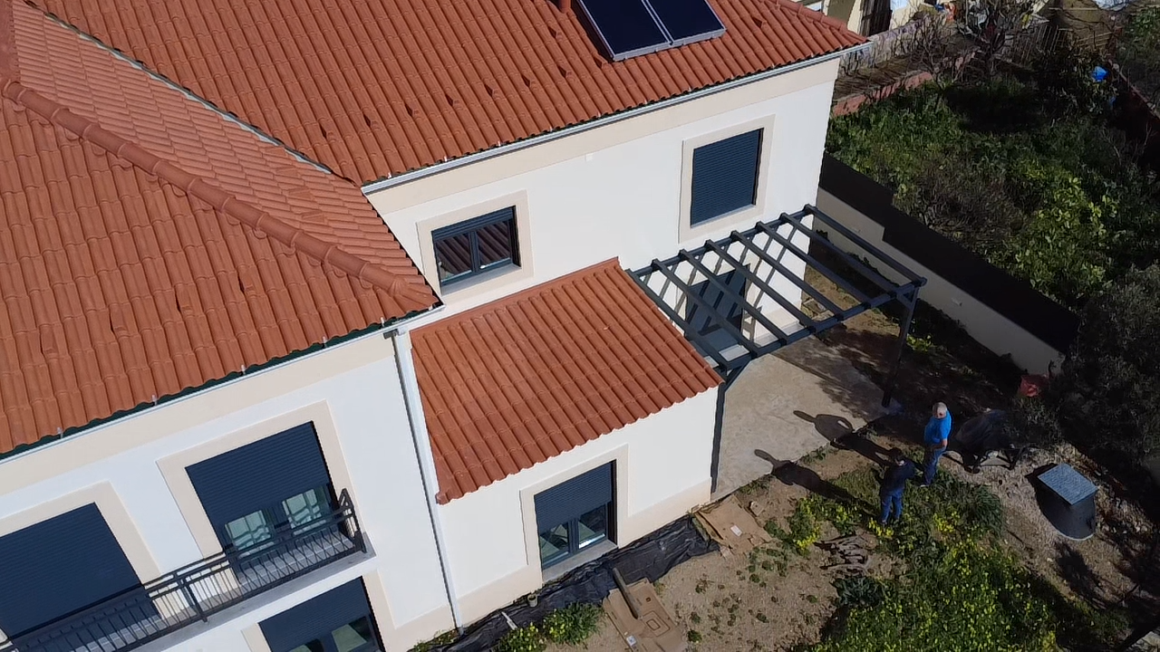 Estrutura exterior metálica instalada em moradia