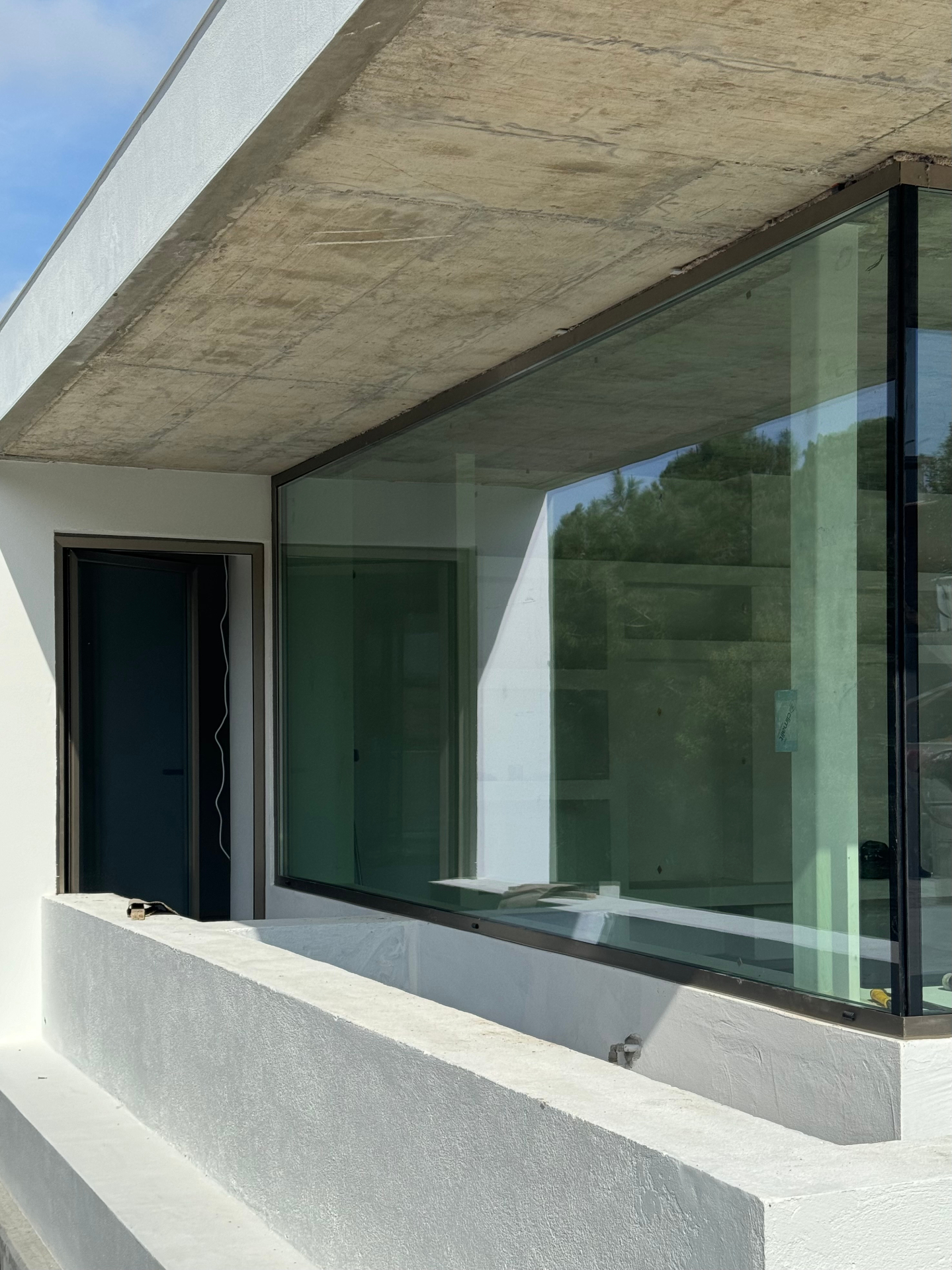 Detalhe de janela panorâmica de canto em alumínio