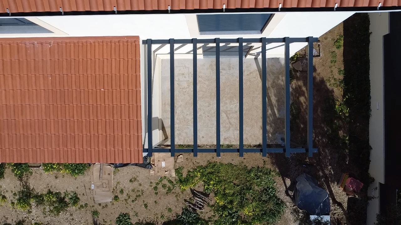Vista aérea de cobertura e estrutura exterior em alumínio