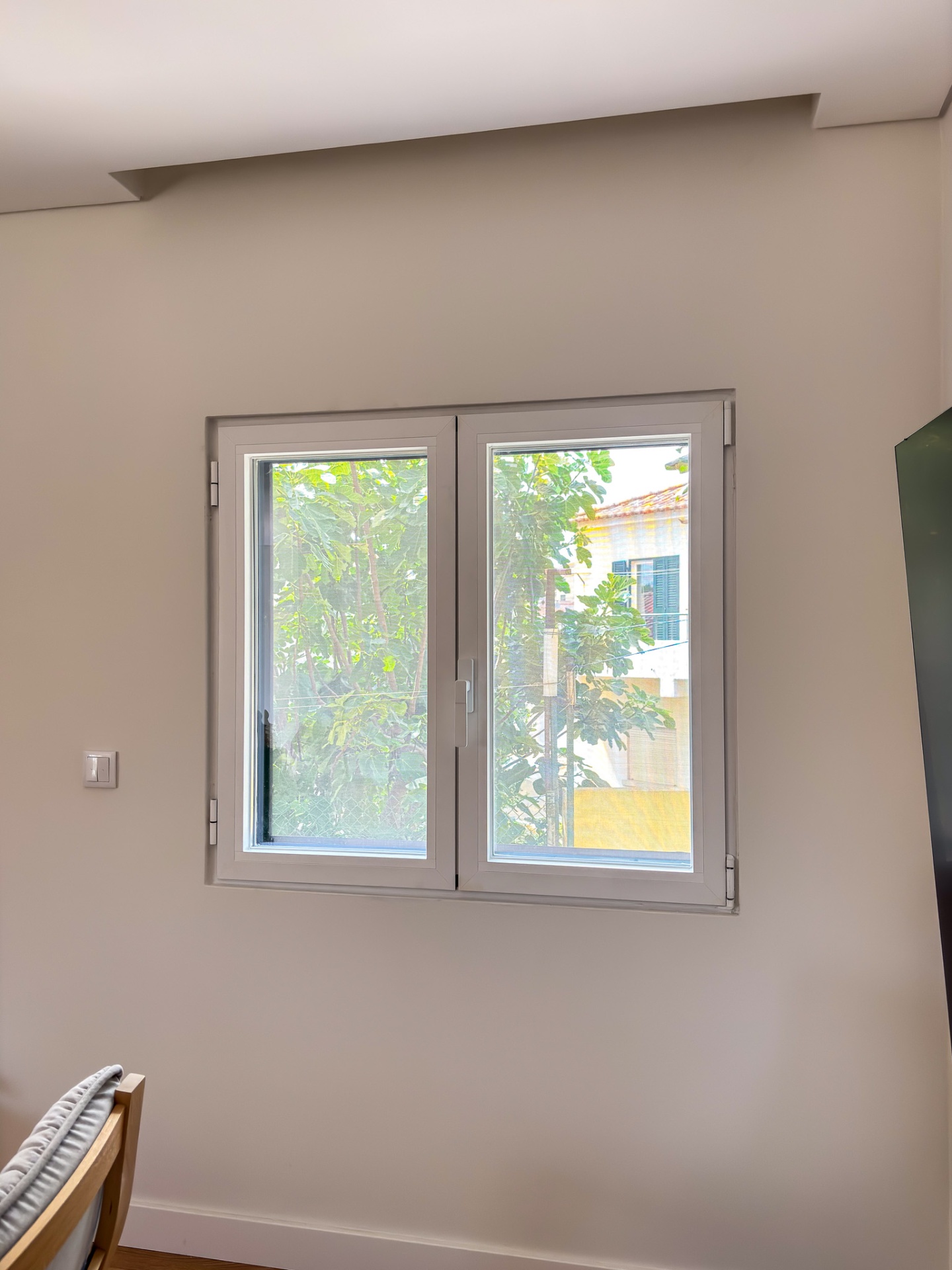 Detalhe de janela panorâmica de canto em alumínio